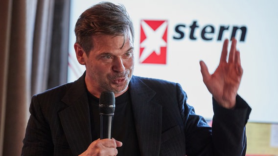 "Stern"-Chefredakteur Gregor Peter Schmitz spricht bei der Verleihung des "Stern"-Preises in Hamburg. © picture alliance/dpa Foto: Georg Wendt
