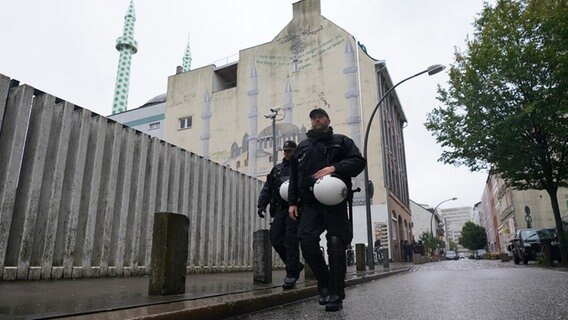 Polizisten gehen nach dem Freitagsgebet an einer Moschee in Hamburg-St. Georg Streife. © dpa Foto: Marcus Brandt