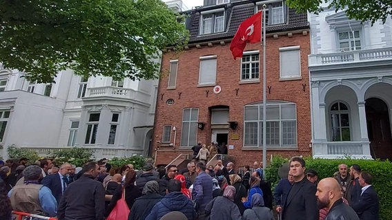 Großer Andrang vor dem türkischen Generalkonsulat in Hamburg. © NDR 