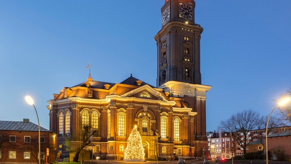 Die St. Michaelis Kirche in Hamburg mit einem Weihnachtsbaum davor. © picture alliance / Westend61 | Roy Jankowski Foto: Roy Jankowski