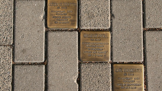 Drei Stolpersteine erinnern vor dem ehemaligen Stadthaus in Hamburg an Opfer des nationalsozialistischen Terrors in der Hansestadt. © Gudrun Meyer/Creative Commons Foto: Gudrun Meyer