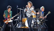 Die Rolling Stones, Ron Wood, Mick Jagger, Charlie Watts (verdeckt) und Keith Richards, spielen im Stadtpark in Hamburg. © dpa Foto: Carsten Rehder