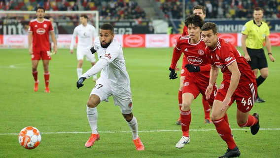 Daniel Kofi Kyereh (FC St. Pauli/l.) kämpft gegen Spieler von Fortuna Düsseldorf um den Ball. © picture alliance / Eibner-Pressefoto 
