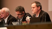 Präsident Oke Göttlich (r.) bei  der Mitgliederversammlung des FC St. Pauli. © picture alliance / Eibner-Pressefotos 