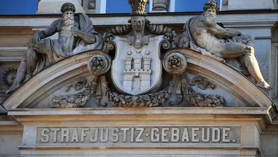 Das prachtvolle Steinportal mit Hamburg-Wappen und zwei Steinfiguren über dem Haupteingang zum Strafjustizgebäude des Landgerichts Hamburg. © picture-alliance/dpa Foto: Christian Charisius
