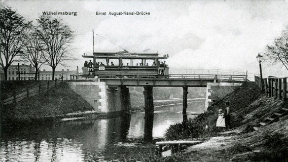 Eine historische Postkarte zeigt die Straßenbahn der Linie 33 in Wilhelmsburg © Geschichtswerkstatt Wilhelmsburg & Hafen 