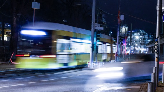 Eine Straßenbahn fährt durch die Nacht. © picture alliance / Jochen Eckel Foto: Jochen Eckel