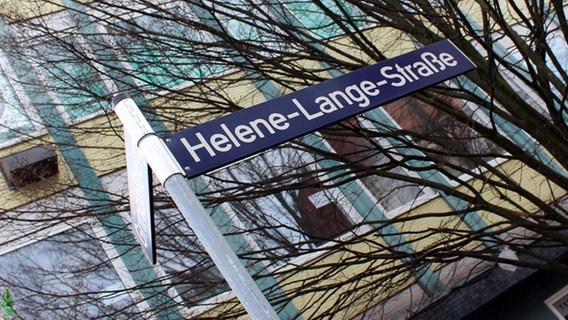 Straßenschild der Helene-Lange-Straße in Hamburg  Foto: Carolin Fromm