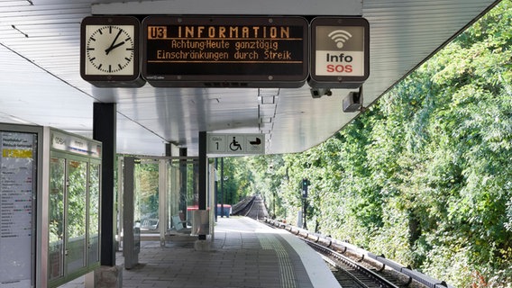 Die Hochbahn informiert über einen Streik. © IMAGO / teamwork 