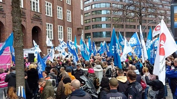 Tarifbeschäftigte von Polizei, Landesbetrieb Verkehr (LBV) und dem Amt für Migration streiken in Hamburg. © NDR 
