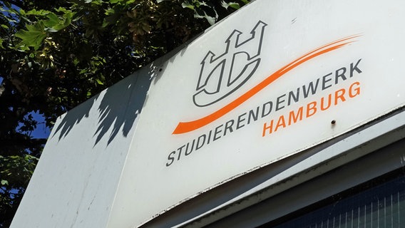Das Logo und der Schriftzug des Studierendenwerks Hamburg ist auf dem Campus der Universität zu sehen. © picture alliance / dpa Foto: Jonas Klüter
