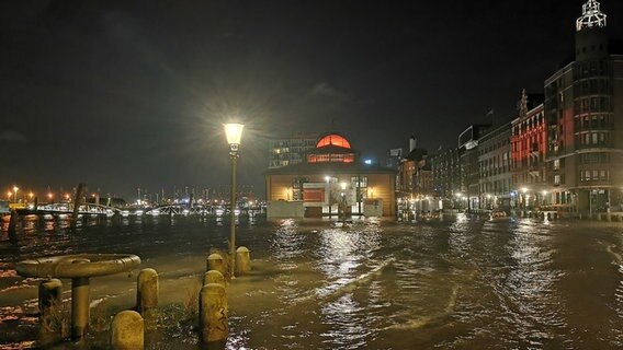 Bei einer Sturmflut ist der Fischmarkt in Hamburg überflutet. © picture alliance/dpa Foto: Steven Hutchings