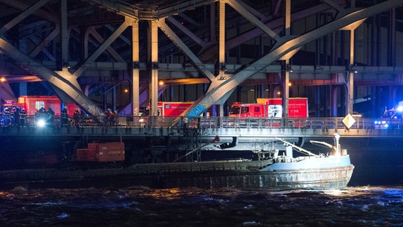 Ein Binnenschiff hängt unter der Freihafenelbbrücke fest. © picture alliance/dpa Foto: Steven Daniel Bockwoldt