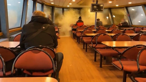 Eine Welle zerstört während eines Sturms die Frontscheibe einer HADAG-Fähre. © privat Foto: Screenshot