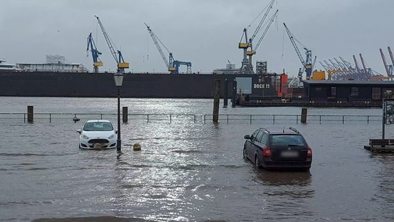 Hochwasser am Fischmarkt in Hamburg © NDR Foto: Screenshot