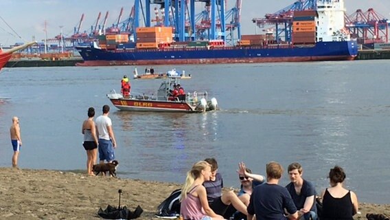 Ein Boot der DLRG sucht auf der Elbe vor Hamburg-Övelgönne nach einem vermissten Schwimmer. © NDR Foto: Ingmar Schmidt
