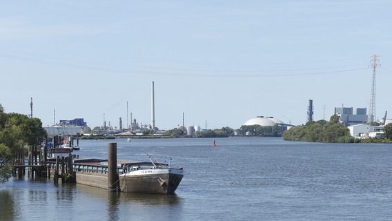 Ein Binnenschiff an der Hamburger Süderelbe. © picture alliance Foto: Torsten Krueger