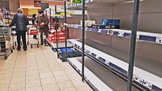 Ein nahezu leeres Regal in einem Supermarkt. © picture alliance / Daniel Kubirski Foto: Daniel Kubirski