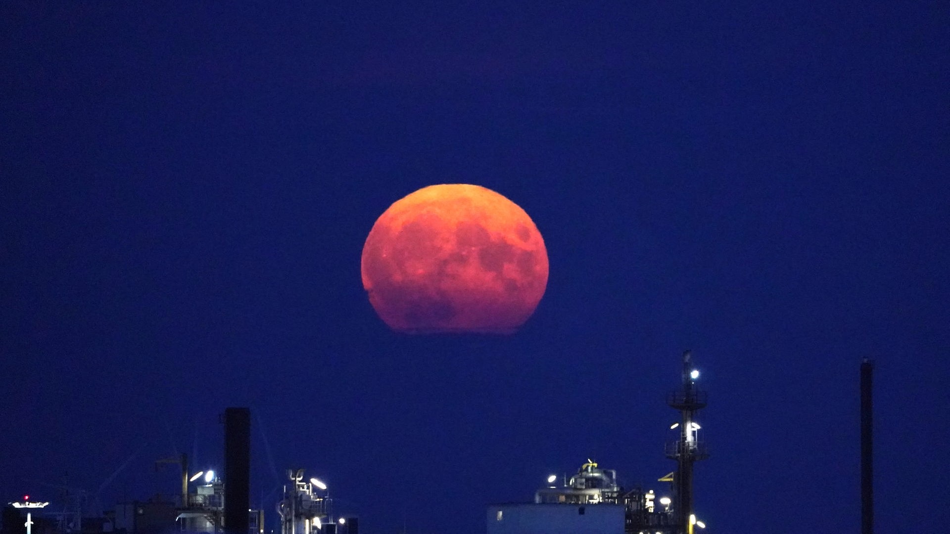 Zweiter Supermond in diesem Jahr scheint über Hamburg
