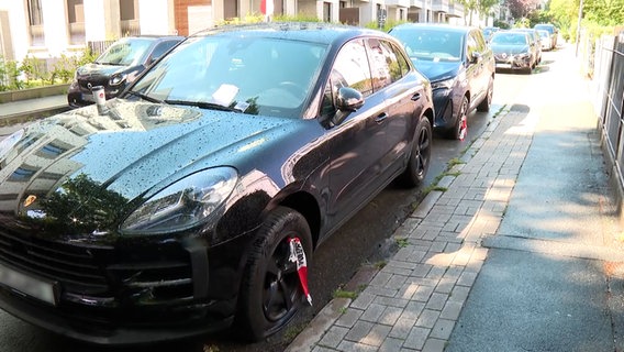 Zwei SUVs mit platten Reifen stehen an einer Straße in Rotherbaum in Hamburg. © TV-News Kontor 