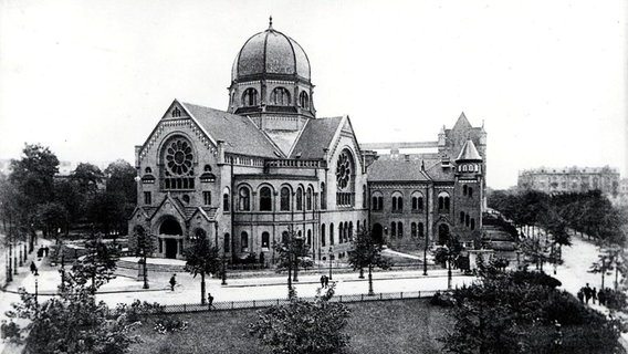 Eine historische Schwarz-Weiß-Aufnahme der Synagoge am Bornplatz im Hamburger Grindelviertel. © wikimedia 
