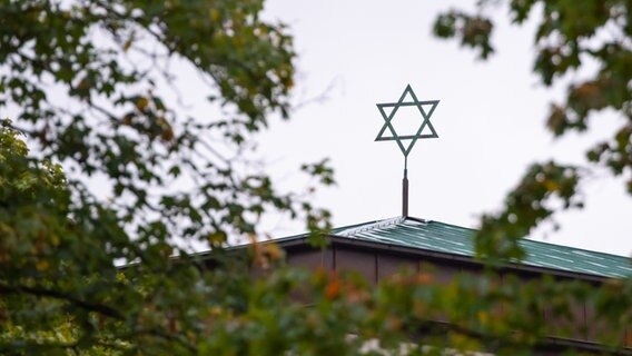 Ein Davidstern auf dem Dach der Hamburger Synagoge. © dpa Foto: Jonas Walzberg