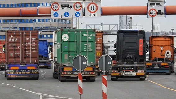 Rund um den Hamburger Hafen stauen sich LKW mit Containerladungen. © TeleNewsNetwork 