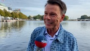 Ulf Ansorge, Hamburg Journal, gibt ein Interview. © NDR 