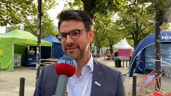 Sascha Albertsen, Hamburg Tourismus, gibt ein Interview. © NDR 