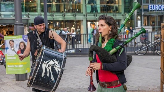 Eine Musikerin und ein Musiker schlendern durch die Mönckebergstraße während der Feierlichkeiten zum Tag der Deutschen Einheit in Hamburg. © NDR Foto: Axel Herzig