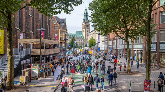 Die Mönckebergstraße wird zum Tag der Deutschen Einheit zur Ländermeile. © NDR Foto: Axel Herzig