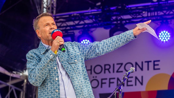 Ulf Ansorge moderiert auf der NDR Bühne im Rahmen der Festlichkeiten zum Tag der Deutschen Einheit in Hamburg. © NDR Foto: Axel Herzig