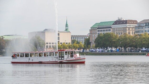 Ein Alsterdampfer fährt auf der Binnenalster während der Feierlichkeiten zum Tag der Deutschen Einheit in Hamburg. © NDR Foto: Axel Herzig