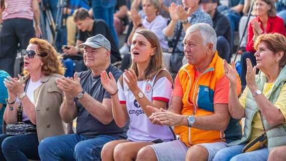 Besucherinnen und Besucher beklatschen die Auftritte auf der NDR Bühne. © NDR Foto: Axel Herzig