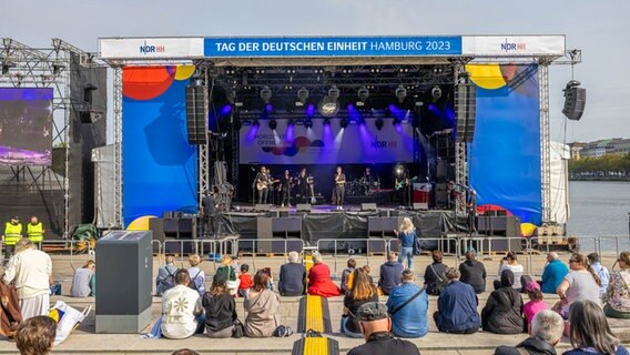 Die Band Good Music Live performt während der Feierlichkeiten zum Tag der Deutschen Einheit auf der NDR Bühne. © NDR Foto: Axel Herzig