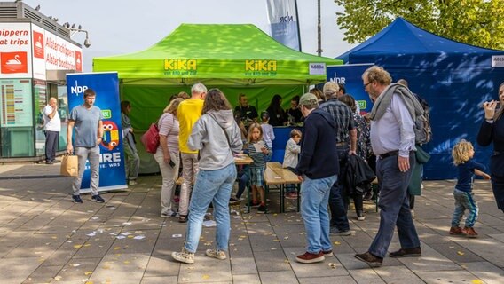 Am Jungfernstieg gibt es zum Tag der Deutschen Einheit einen Stand vom KiKa. © NDR Foto: Axel Herzig