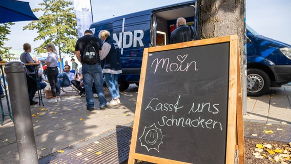 Mitarbeiterinnen und Mitarbeiter des NDR laden beim Tag der Deutschen Einheit zum Schnacken ein. © NDR Foto: Axel Herzig