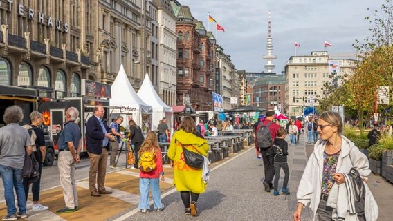 Menschen flanieren über das Bürgerfest im Rahmen der Feierlichkeiten zum Tag der Deutschen Einheit in Hamburg. © NDR Foto: Axel Herzig