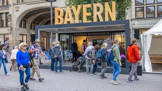 Der Bayern-Stand auf der Ländermeile zum Tag der Deutschen Einheit. © NDR Foto: Axel Herzig