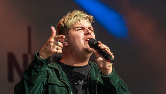 Der Musiker Isaak Guderian performt bei den Feierlichkeiten zum Tag der Deutschen Einheit auf der NDR Bühne. © NDR Foto: Axel Herzig