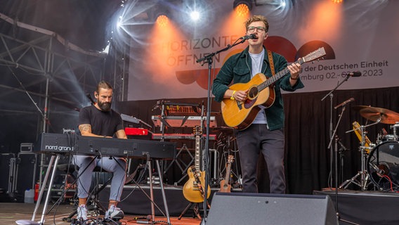 Der Musiker performt bei den Feierlichkeiten zum Tag der Deutschen Einheit auf der NDR Bühne. © NDR Foto: Axel Herzig