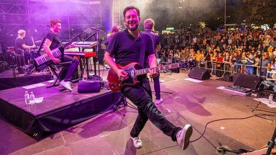 Auch die Bands haben gute Laune auf der NDR Bühne. © NDR Foto: Axel Herzig