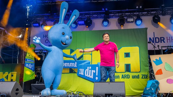 KiKA-Moderator Christian Bahrmann und das KiKANiNCHEN auf der NDR Bühne im Rahmen der Festlichkeiten zum Tag der Deutschen Einheit. © NDR Foto: Axel Herzig