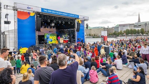 Der Fernsehsender KiKA präsentiert sich auf der NDR Bühne im Rahmen der Feierlichkeiten zum Tag der Deutschen Einheit in Hamburg. © NDR Foto: Axel Herzig