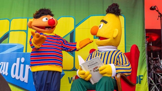 Ernie und Bert von der Sesamstraße auf der NDR Bühne im Rahmen der Feierlichkeiten zum Tag der Deutschen Einheit. © NDR Foto: Axel Herzig