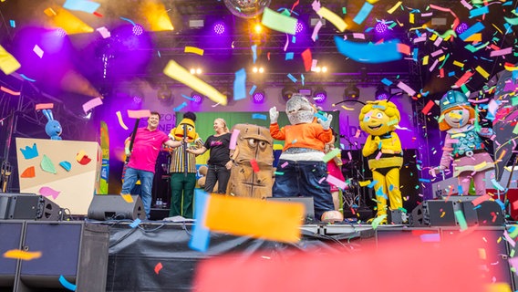 Figuren von KiKA und der Sesamstraße auf der NDR Bühne im Rahmen der Feierlichkeiten zum Tag der Deutschen Einheit. © NDR Foto: Axel Herzig