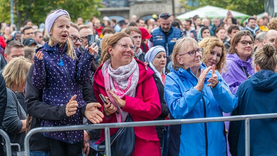 Viele Zuschauerinnen und Zuschauer trotzdem Wind und ein bisschen Regen bei der NDR Bühne. © NDR Foto: Axel Herzig