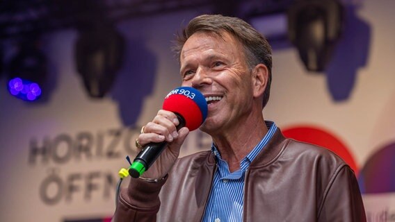 Ulf Ansorge moderiert auf der NDR Bühne im Rahmen der Festlichkeiten zum Tag der Deutschen Einheit. © NDR Foto: Axel Herzig