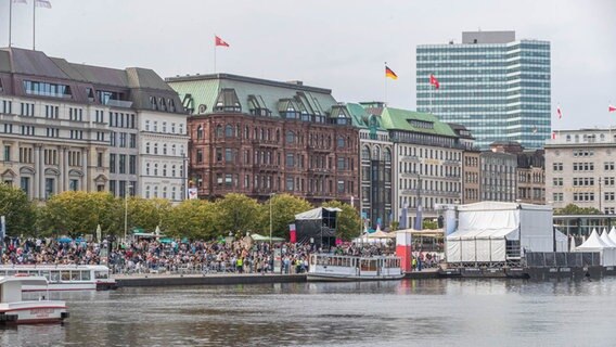 Viele Menschen bummeln auf dem Jungfernstieg im Rahmen der Feierlichkeiten zum Tag der Deutschen Einheit in Hamburg. © NDR Foto: Axel Herzig