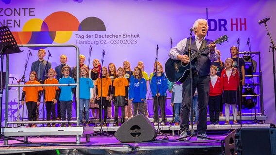 Rolf Zuckowski mit Kindern auf der NDR Bühne. © NDR Foto: Axel Herzig